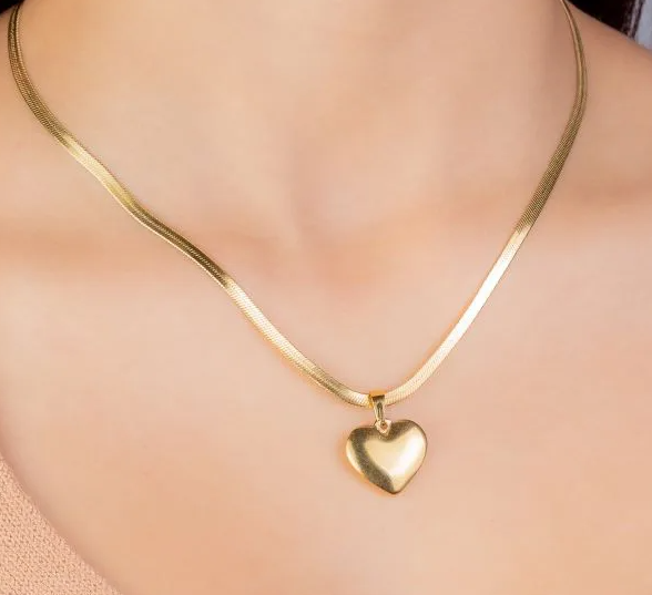 Colar Inox Fita Dourado com Pingente Coração, uma combinação encantadora de estilo e significado!