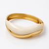 Bracelete ondulado dourado com bege semijoia