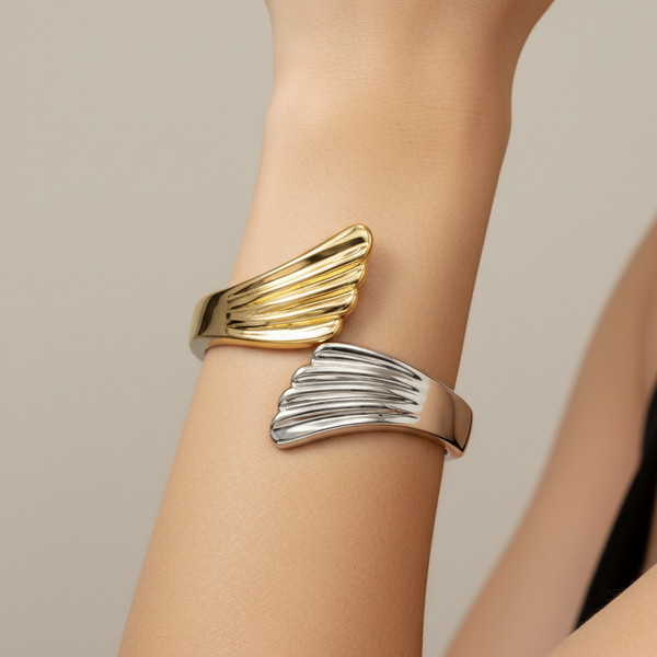 Bracelete asas dois banho prata e dourado semijoia
