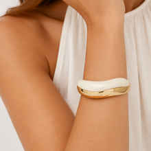 Bracelete ondulado dourado com bege semijoia