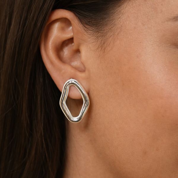 Brinco Orgânico Oval vasado prata - Semijoia