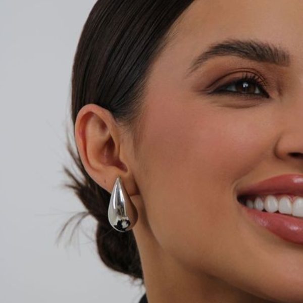 Brinco Gota G Prata aço inoxidável
