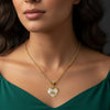 Colar Pingente Mãe madre pérola branca Dourado semijoia