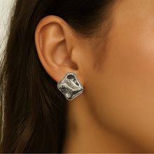 Brinco Orgânico Ondulado Prata – Aço Inoxidável