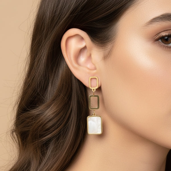 Brinco Cascata Dourado Aço Inoxidável no madre pérola