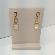 Brinco Cascata Dourado Aço Inoxidável no madre pérola