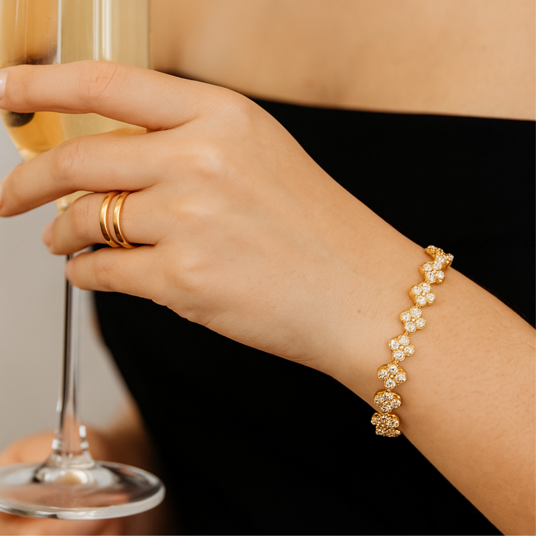 Pulseira Trevo Dourada Cravejada