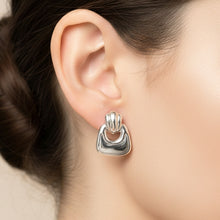 Brinco Nó orgânico prata – aço inox