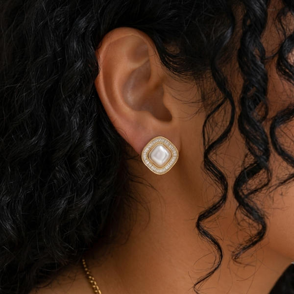 Brinco circular cravejado com zircônia e pérolas folheado a ouro