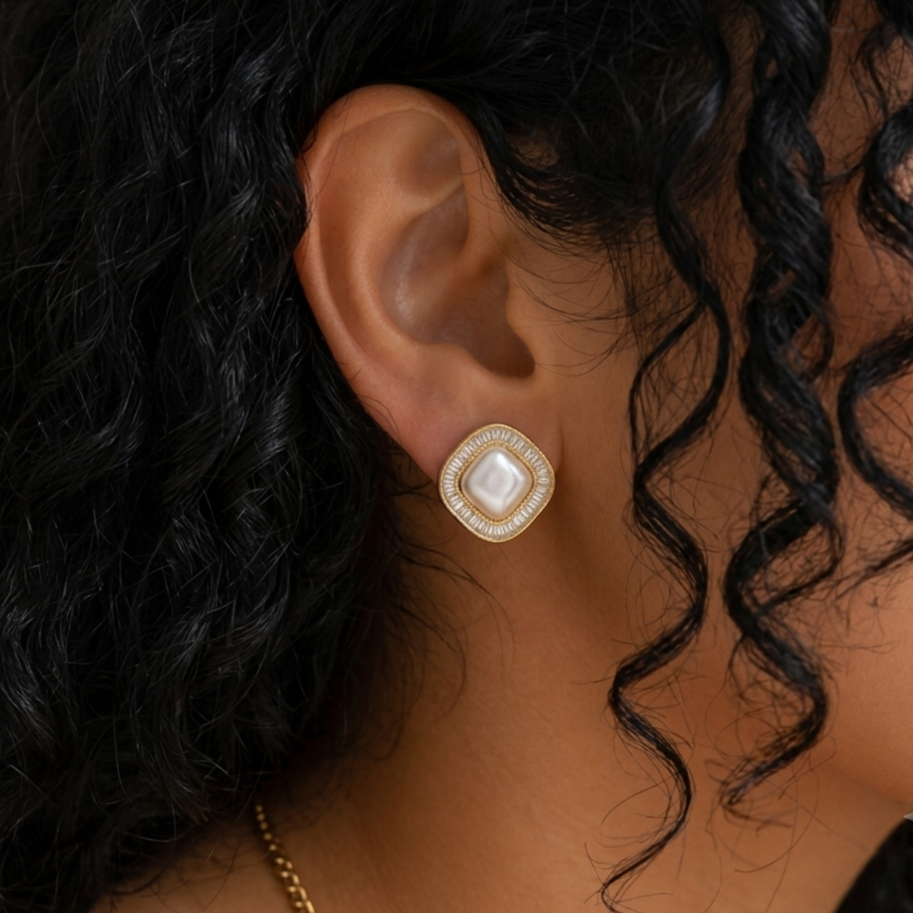 Brinco circular cravejado com zircônia e pérolas folheado a ouro
