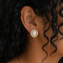 Brinco circular cravejado com zircônia e pérolas folheado a ouro