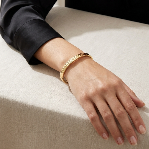 Bracelete liso texturizado dourado Semijoia
