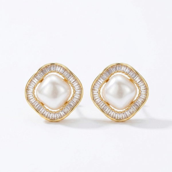 Brinco circular cravejado com zircônia e pérolas folheado a ouro