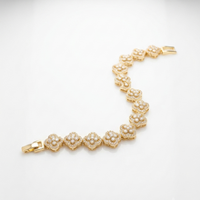 Pulseira trevo cravejado dourada folheado a ouro