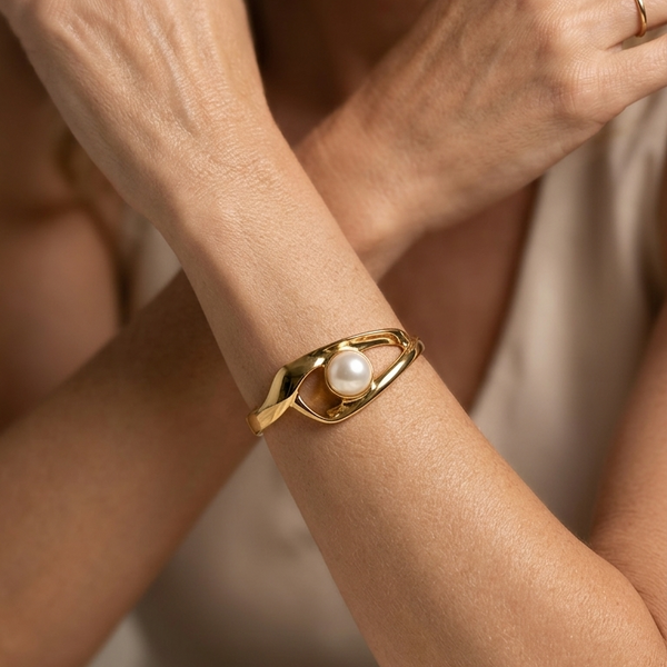 Bracelete elo infinito com pérola dourado semijoia