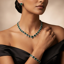 Conjunto colar pulseira e brinco cravejado verde folheado a prata
