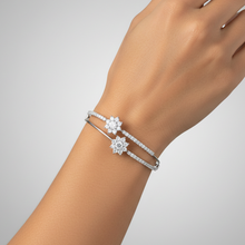 Bracelete Flor Cravejada Folheado a Prata Design Refinado