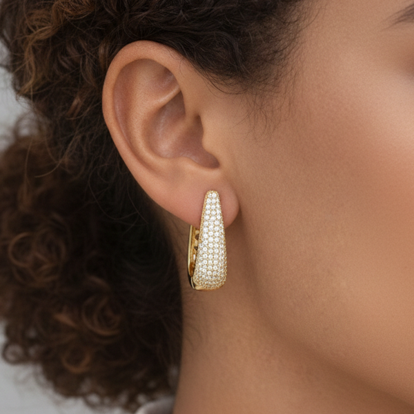 Argola longa cravejada dourado - aço inoxidável