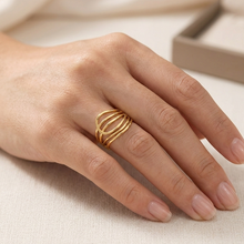 Anel linear ondas dourado - Semijoia