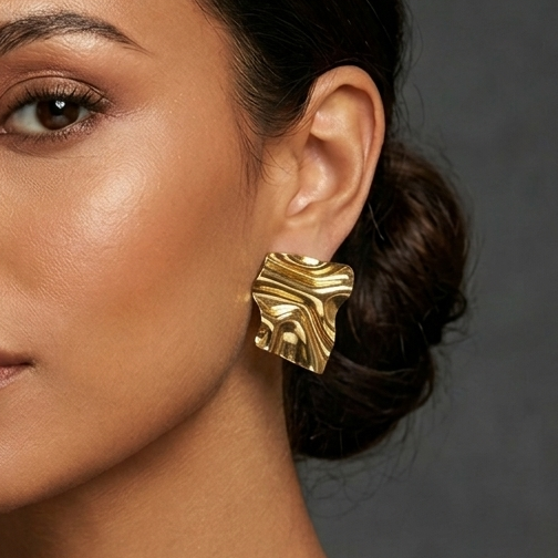 Brinco Chapa Orgânico Dourado – Aço Inoxidável