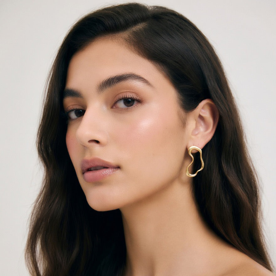 Brinco orgânico waves dourado - aço inoxidável