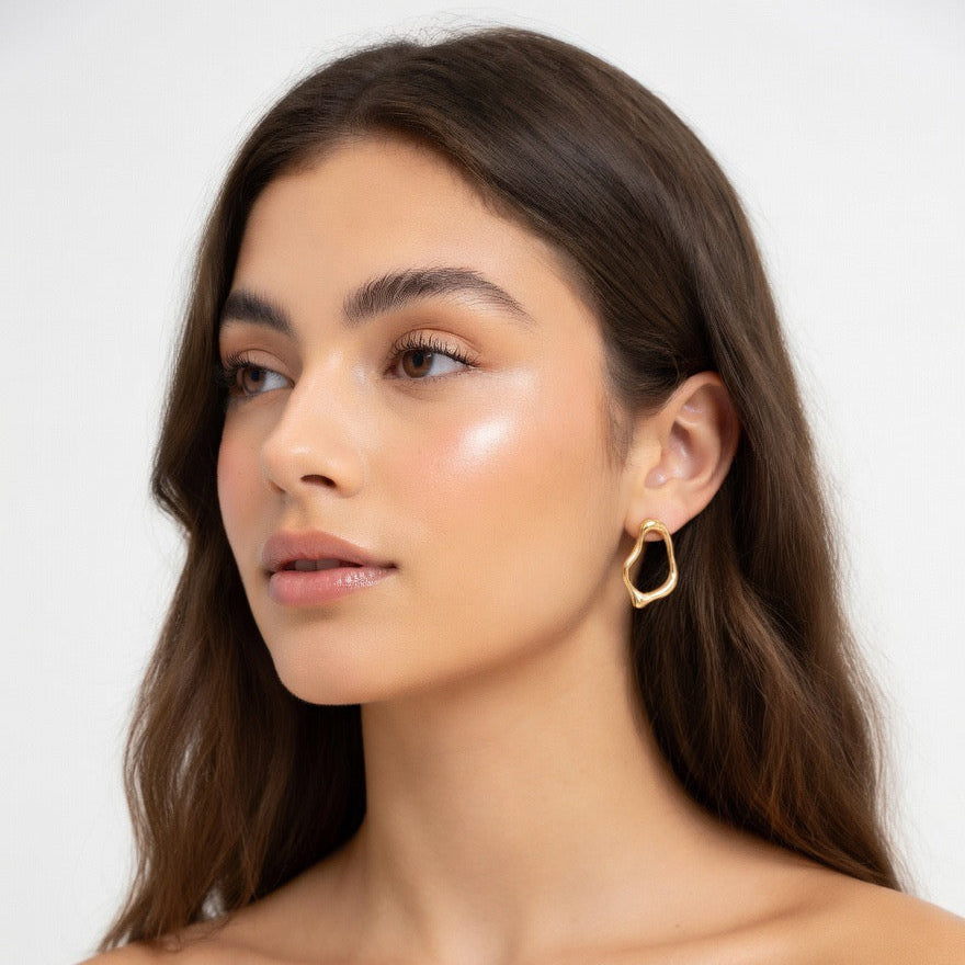 Brinco curvas orgânicas dourado - aço inoxidável