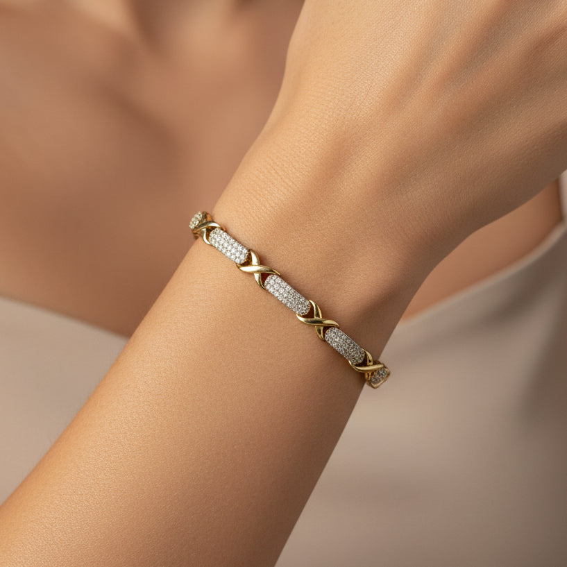 Pulseira Elos Cruzados cravejada com mini zircônias semijoia