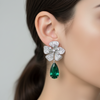 brinco flor cravejada com pingente gota verde cristal folheado a prata