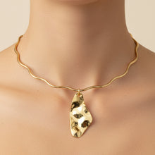 Colar Aro Ondulado Com Pingente Orgânico Semijoia