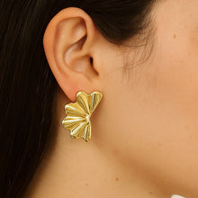 Brinco Leque Ondulado Dourado - Aço Inoxidável