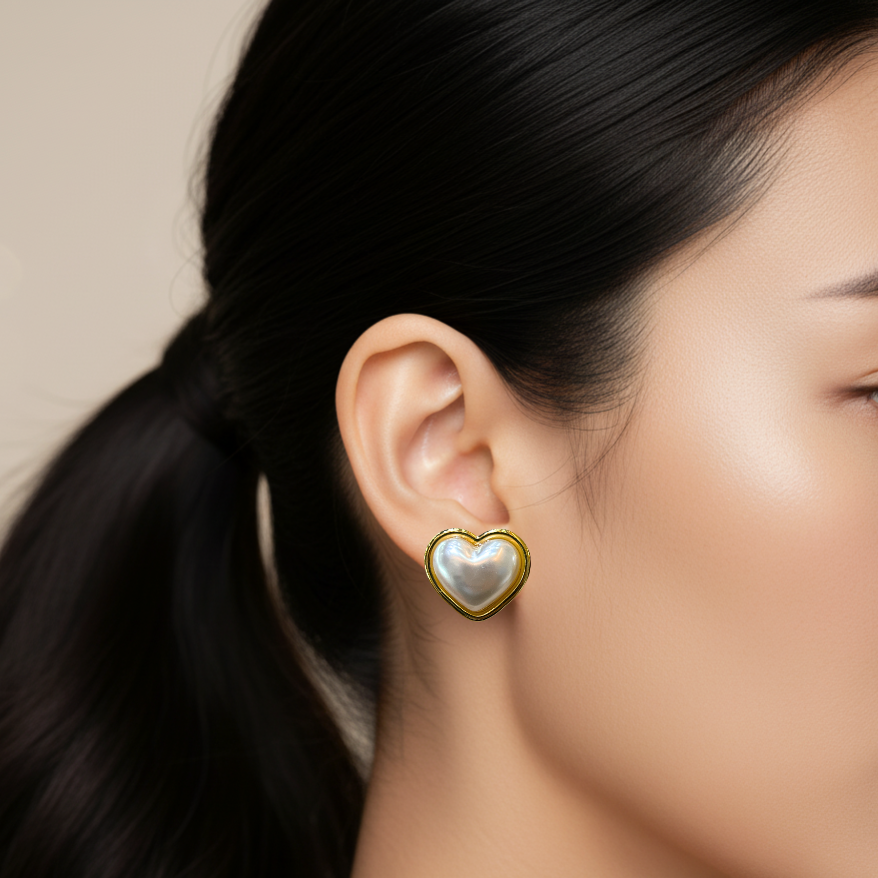 Brinco Dourado coração com pérola - Aço inoxidável