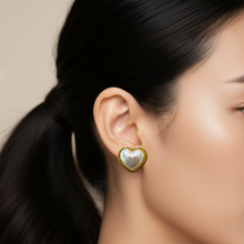 Brinco Dourado coração com pérola - Aço inoxidável