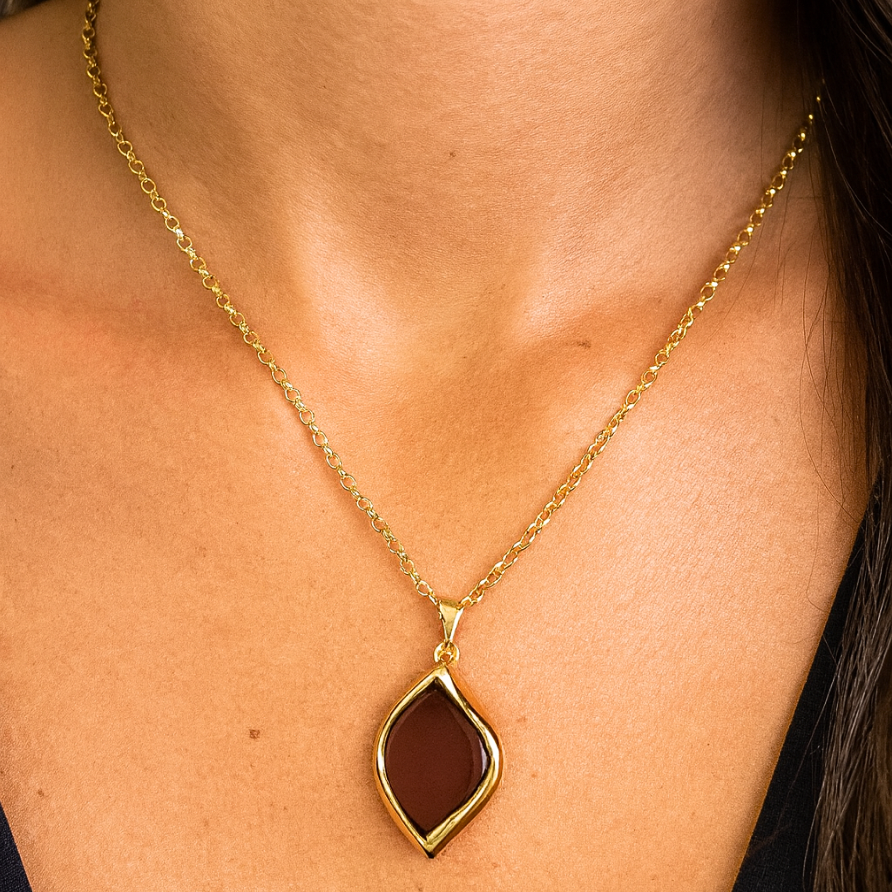 Colar Orgânico Pingente Marrom Dourado - Semijoia