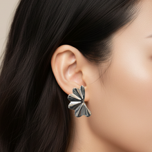 Brinco Leque Ondulado Prata - Aço Inoxidável