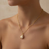 Colar com pingente gota offwhite e dourado semijoia