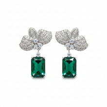 brinco meia flor cravejada com pingente quadrado verde folheado a prata