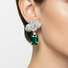 brinco meia flor cravejada com pingente quadrado verde folheado a prata