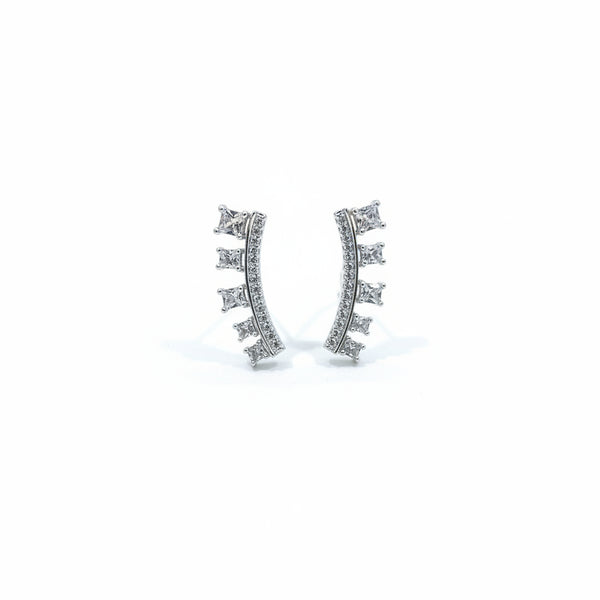 Brinco Ear Cuff cravejado com pedras de zircônia folheado a prata