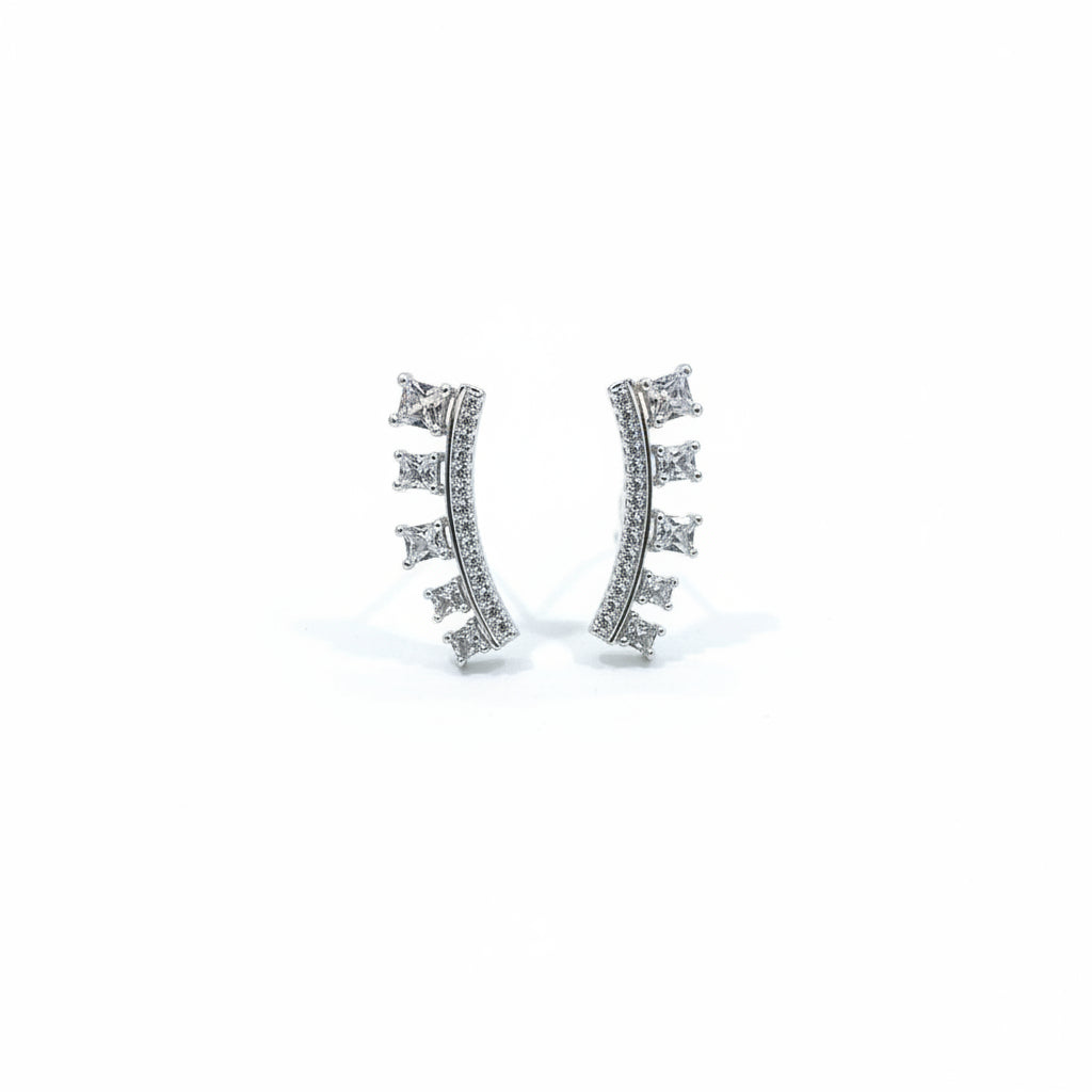 Brinco Ear Cuff cravejado com pedras de zircônia folheado a prata