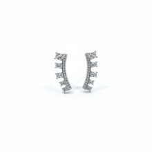 Brinco Ear Cuff cravejado com pedras de zircônia folheado a prata