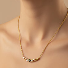 Colar com pingente arco com ponto de luz e cristal preto dourado semijoia