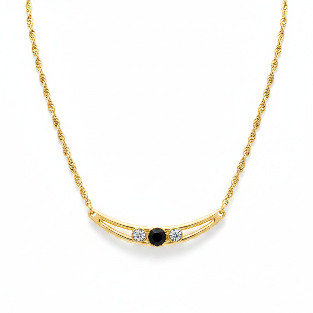 Colar com pingente arco com ponto de luz e cristal preto dourado semijoia