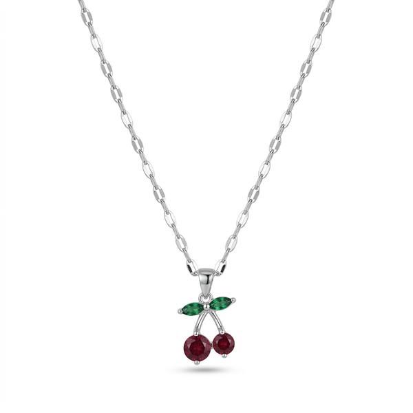 Colar com pingente de cereja em prata e detalhes vermelhos e verdes.