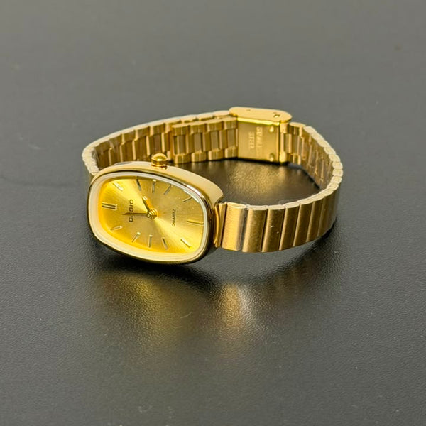 Relógio Vintage Oval Dourado Aço Inoxidável com mostrador dourado e pulseira ajustável.
