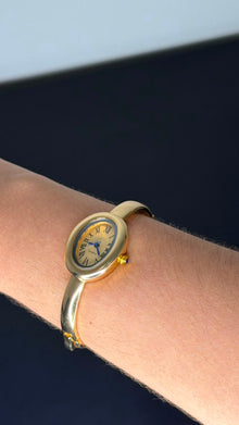 Relógio bracelete oval dourado com mostrador analógico da Amba Black.