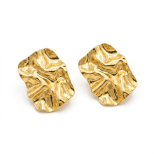 Brinco Chapa Martelada Dourado Aço Inoxidável em estojo vermelho.