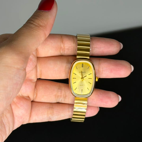 Relógio Vintage Oval Dourado Aço Inoxidável com mostrador dourado e pulseira ajustável.