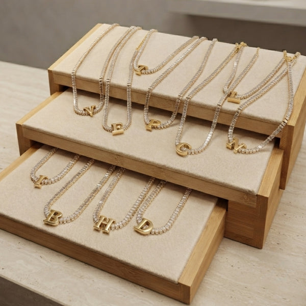 Colar Riviera Baguete fina Dourada com letra folheada a ouro