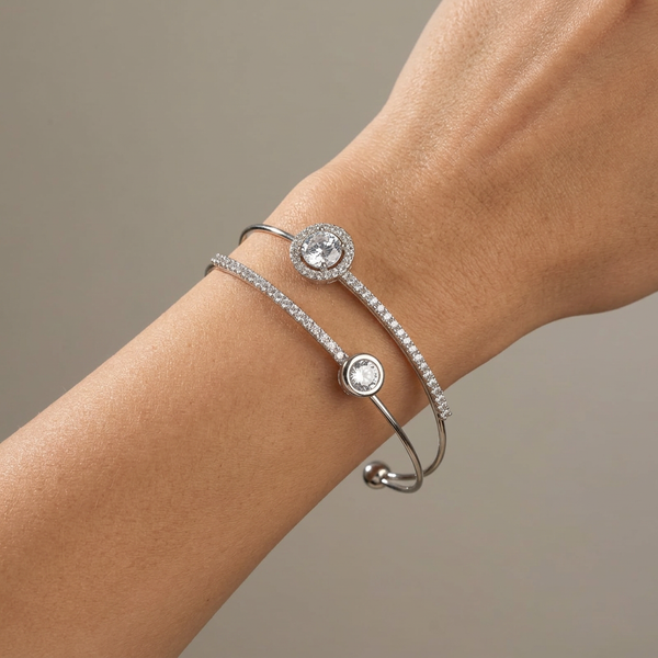 Bracelete aro duplo com zircônias em prata folheada em uma caixa de joias.