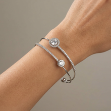 Bracelete aro duplo com zircônias em prata folheada em uma caixa de joias.